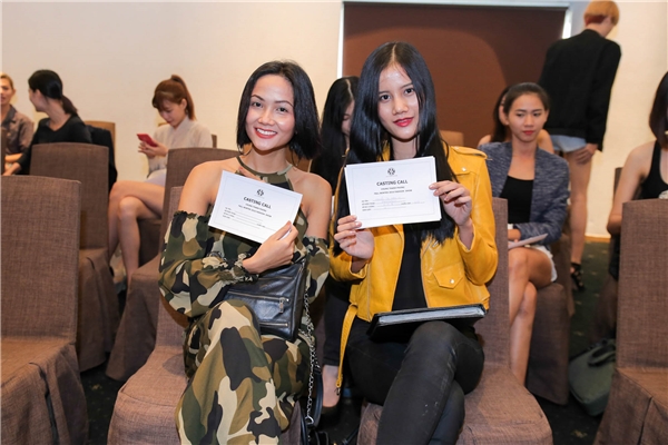 
Hương Ly - Quán quân Vietnam’s Next Top Model 2015 đi casting cùng người mẫu H’Hen Niê.