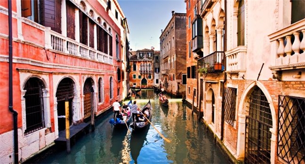 
Venice - Tình yêu: Tên thành phố có nguồn gốc từ từ "wem" trong tiếng Ấn-Âu mang ý nghĩa là tình yêu.
