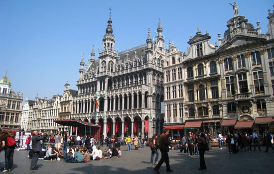 
Brussels - An cư lạc nghiệp: Tên gọi này có nguồn gốc từ từ Broeksel, "broek" mang ý nghĩa là nhà hoặc đầm lầy, tượng trưng cho việc ổn định. 