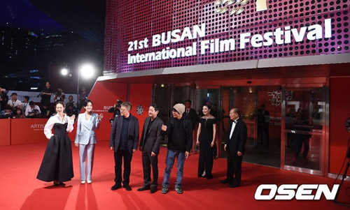 Thảm đỏ "ảm đạm" của Liên hoan phim quốc tế Busan năm nay.