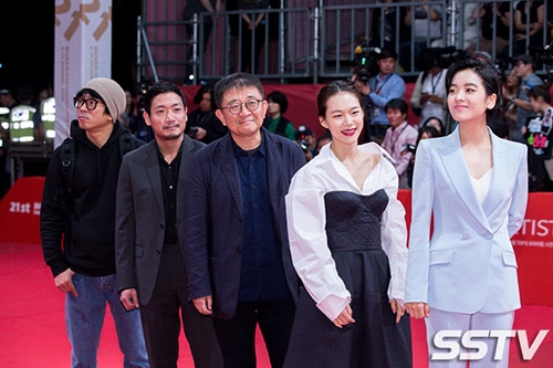 Thảm đỏ "ảm đạm" của Liên hoan phim quốc tế Busan năm nay.