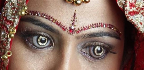 
Nữ trang cho mắt thường được làm từ kim loại quý như vàng bạc, thậm chí là đá quý như kim cương, ruby... dát hoặc cắt rất mỏng. Sau đó, chuyên viên sẽ đưa nó vào mắt các tín đồ thời trang liều lĩnh. 