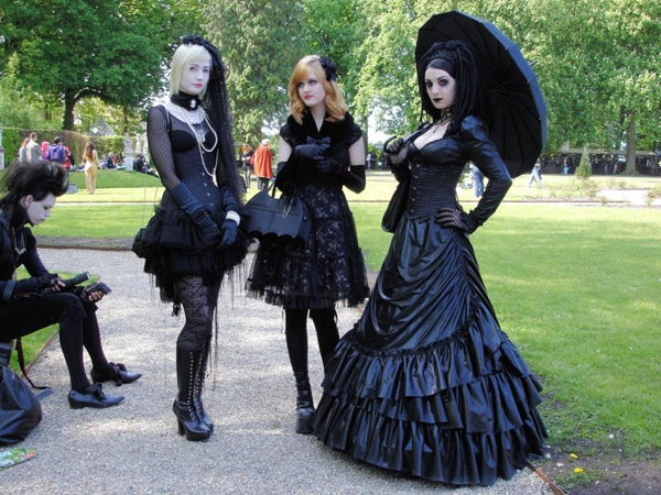 
Lolita Gothic là sự kết hợp giữa phong cách thời trang Lolita dễ thương, trẻ thơ và Gothic mang màu sắc cổ điển, ma mị.