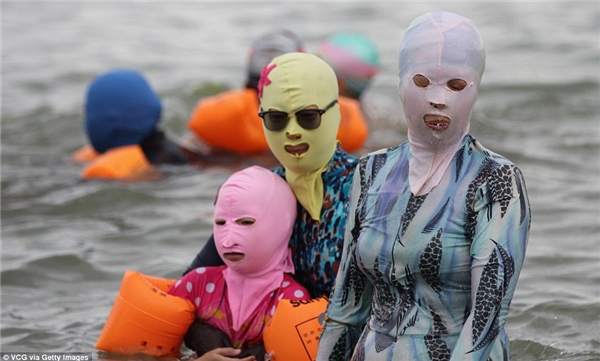 
Vào khoảng tháng 7 trong năm, phụ nữ Trung Quốc khiến cả thế giới ngỡ ngàng khi ra biển với chiếc mũ bơi kiêm mặt nạ quái đản mang tên facekini.