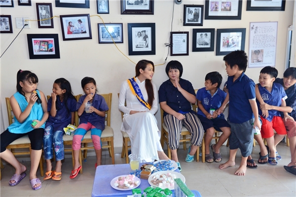 Lilly Nguyễn nền nã với áo dài trắng đi trao quà cho trẻ em mồ côi - Tin sao Viet - Tin tuc sao Viet - Scandal sao Viet - Tin tuc cua Sao - Tin cua Sao