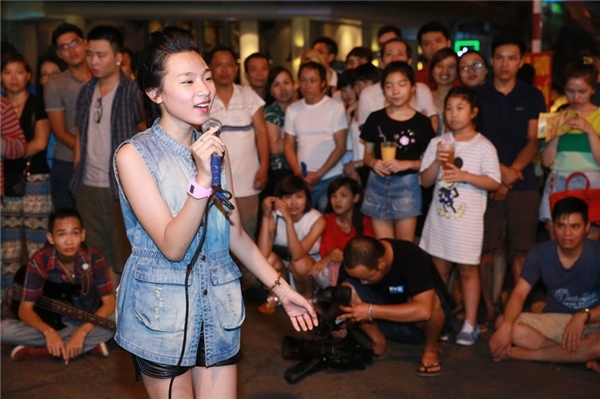 Top 10 Nhí tài năng 2016 cùng quán quân Nguyễn Mai Thùy Anh đã khiến sân khấu phố đi bộ “bùng nổ” với loạt tiết mục đặc sắc.