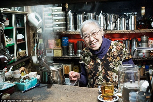 Một cụ bà còn rất mạnh khỏe đang kinh doanh quán cafe nhỏ được mở từ những năm 1980.