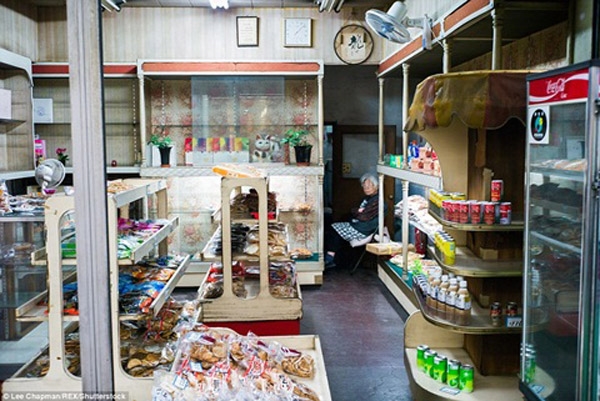  Ở thành phố Tokyo, các cửa hàng tiện lợi hiện đại mọc lên như nấm. Tuy nhiên vẫn không khó để bắt gặp một cụ bà nhiều tuổi vẫn ngồi trông gian hàng tạp hóa như thế này ở Nhật Bản.