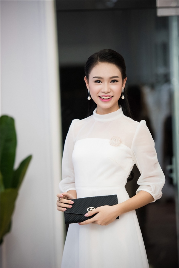 
Người đẹp Truyền thông của Hoa hậu Việt Nam 2016 Phùng Bảo Ngọc Vân yêu kiều với váy trắng xòe.