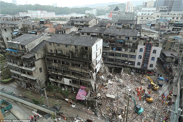 
Cảnh đổ nát của 4 tòa nhà 6 tầng ở quận Lộc Thành, thành phố Ôn Châu, tỉnh Chiết Giang, Trung Quốc.
