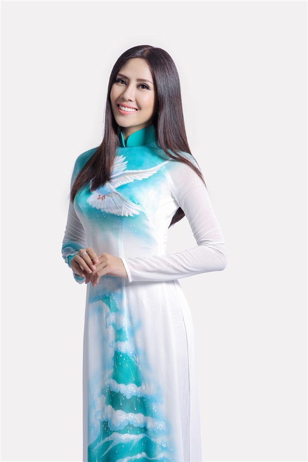
Cô diện bộ áo dài với họa tiết chim bồ câu, mây trời nhẹ nhàng mang thông điệp về hòa bình của nhà thiết kế Thuận Việt.
