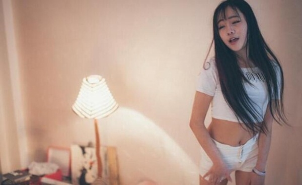 
Trước Yu He, nữ MC trực tuyến Yang Xi Yue vốn đã thu về cho mình hàng tỉ đồng mỗi năm nhờ công việc tương tác với mạng xã hội cũng thẳng thừng đưa ra tuyên bố: "Nâng ngực mới có thể thỏa mãn sở thích người xem trên mạng".