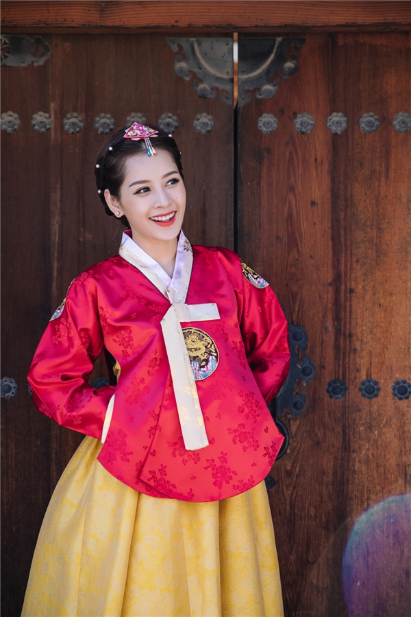 
Bên cạnh việc khám phá các phong cách làm đẹp tại quốc gia này, Chi Pu còn trải nghiệm nền văn hóa đặc sắc của Hàn Quốc. - Tin sao Viet - Tin tuc sao Viet - Scandal sao Viet - Tin tuc cua Sao - Tin cua Sao