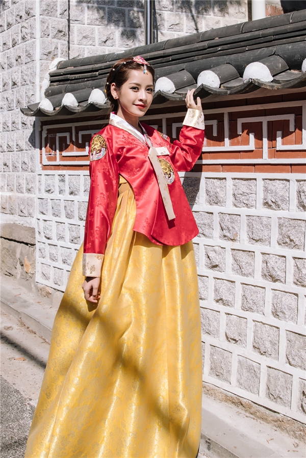 
Đặc biệt, nữ diễn viên Tỉnh giấc tôi thấy mình trong ai gây chú ý khi lần đầu diện hanbok. Chọn cho mình bộ hanbok tông màu đỏ vàng, Chi Pu được khen như một “tiểu công chúa” đi lạc giữa một ngôi làng cổ. Cô được làm tóc và trang điểm ăn ý với bộ trang phục truyền thống của người Hàn Quốc, tôn gương mặt xinh đẹp của nữ diễn viên.  - Tin sao Viet - Tin tuc sao Viet - Scandal sao Viet - Tin tuc cua Sao - Tin cua Sao