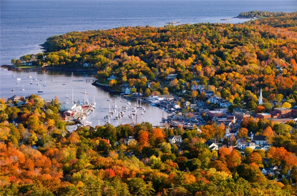 
Camden, Maine: Được miêu tả là nơi núi và biển gặp nhau, thị trấn nhỏ bé này ngoài bề dày lịch sử lâu dài còn níu giữ chân khách với phong cảnh thiên nhiên tuyệt đẹp, đặc biệt vào mùa thu.