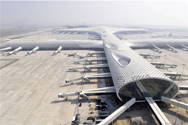 
Sân bay quốc tế Bảo An ở Thâm Quyến, Trung Quốc do kiến trúc sư Massimiliano và Doriana Fuksas thiết kế và mất ba năm xây dựng. 
