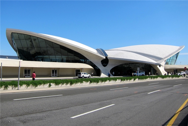 
Sân bay John F. Kennedy nổi tiếng là sân bay trung tâm quốc tế hàng đầu của Thành phố New York và Hoa Kỳ. Hiện có gần 100 hãng hàng không từ 50 quốc gia đang hoạt động bay thường xuyên thông qua sân bay này. 