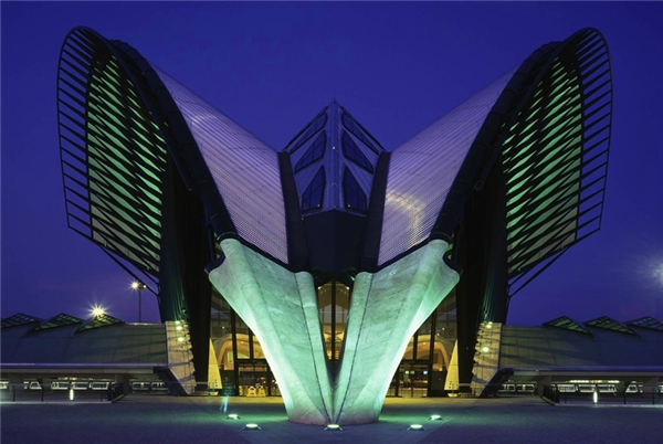 
Sân bay quốc tế Lyon-Saint Exupéry, Pháp được đặt theo tên của một phi công kiêm nhà văn Antoine de Saint Exupéry. Mái vòm được kiến trúc sư Santiafo Calatrava thiết kế và là điểm nhấn kiến trúc đáng chú ý nhất của sân bay này.
