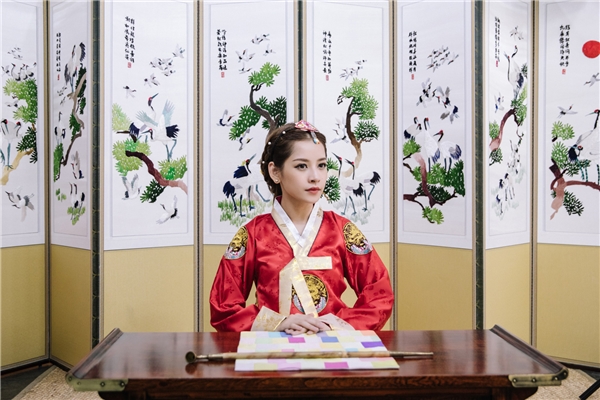 Chi Pu xinh như công chúa trong trang phục truyền thống Hàn Quốc - Tin sao Viet - Tin tuc sao Viet - Scandal sao Viet - Tin tuc cua Sao - Tin cua Sao