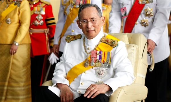 
Cung điện Hoàng gia Thái Lan chính thức thông báo quốc vương Bhumibol Adulyadej đã trút hơi thở cuối cùng vào chiều nay ở tuổi 88.