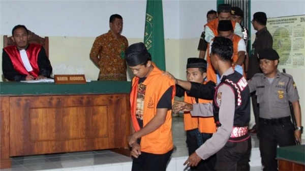 
Nghi can tại phiên tòa xét xử vụ cưỡng hiếp bé gái 14 tuổi ở tỉnh Bengkulu.