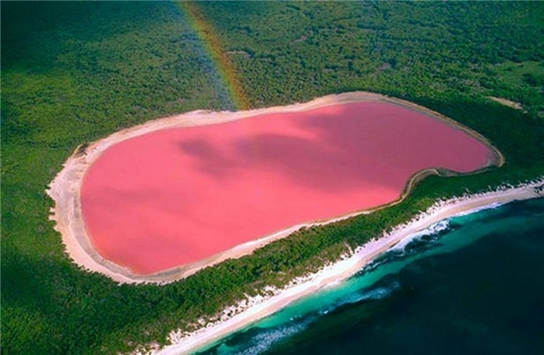
Hồ nước hồng Hillier - kì quan thiên nhiên trên đảo Middle, quần đảo Recherche, Tây Úc. Đây là một trong những hồ nước đặc biệt nhất trên thế giới bởi màu hồng tự nhiên vốn có. 