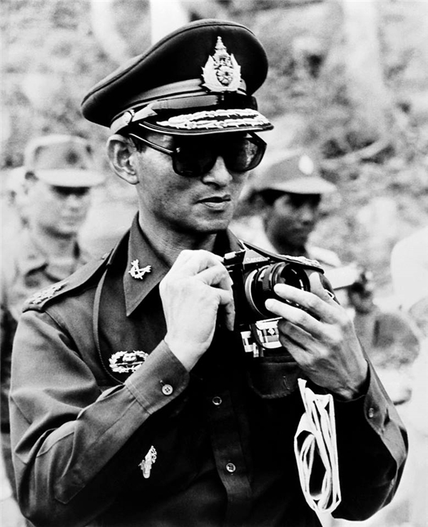 
​Bức ảnh Quốc vương Bhumibol Adulyalej đang chụp ảnh trong chuyến công du đến Campuchia vào ngày 7/7/1980. (Ảnh: Internet) 