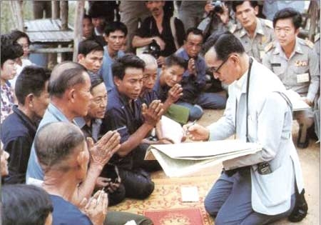 
Với ba vật dụng nhỏ bé cùng tài trí, đức độ, Quốc vương Bhumibol đã tạo nên kì tích cho Thái Lan. (Ảnh: Internet)