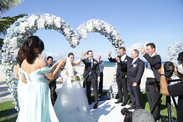 Andrew đã bí mật nhờ một công ty tổ chức tiệc cưới chuẩn bị hôn lễ lãng mạn trong resort 5 sao tại Đà Nẵng.