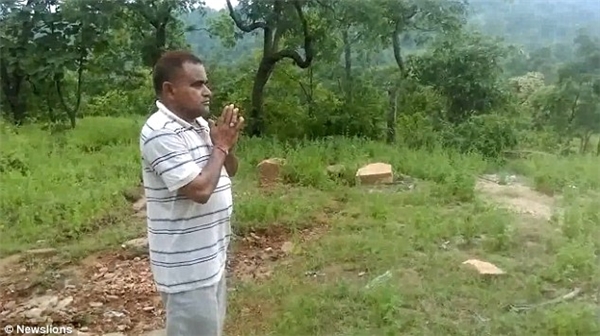 
Cảnh ông Khan cầu nguyện vào cuối clip. (Ảnh: Newslions)