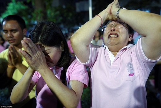 Ngày vua Thái Lan băng hà, người dân tiễn đưa bằng trận mưa nước mắt