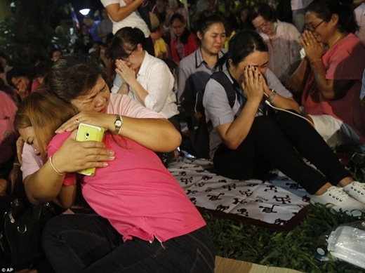 Ngày vua Thái Lan băng hà, người dân tiễn đưa bằng trận mưa nước mắt