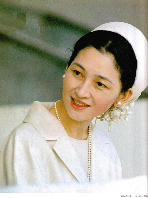 Hơn 80 tuổi, hoàng hậu Nhật Bản vẫn mặc đẹp 
