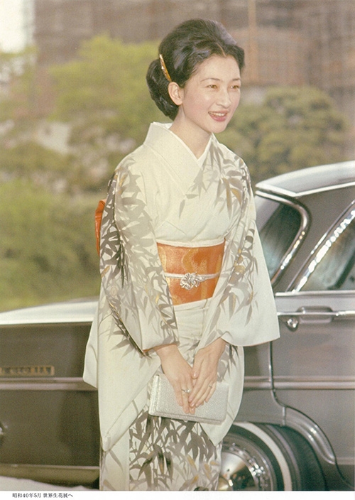 
Trang phục kimono truyền thống của bà Michiko luôn mang vẻ nền nã, thanh lịch mà quyền quý, phù hợp với phong thái nhẹ nhàng, hiền hậu của một quốc mẫu.