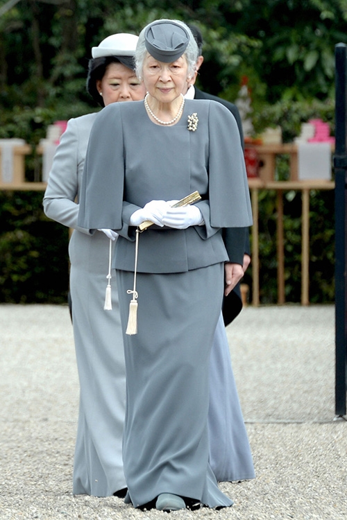 Hơn 80 tuổi, hoàng hậu Nhật Bản vẫn mặc đẹp 