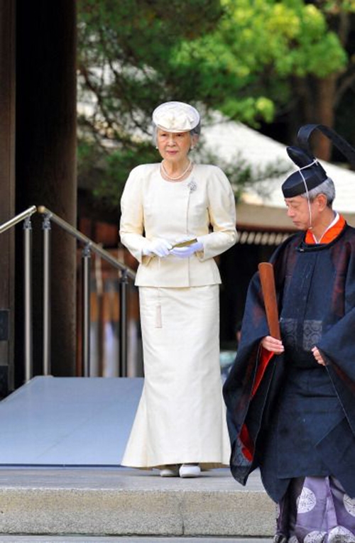 
Ở tuổi 80, hoàng hậu Nhật Bản vẫn chọn những bộ đồ thanh lịch, trang trọng, phù hợp với các nghi lễ ngoại giao.