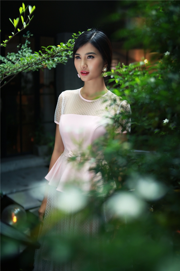 
Kim Tuyến trẻ trung với tông hồng thạch anh ngọt ngào kết hợp kiểu váy xòe kết hợp chi tiết peplum mang đậm tinh thần cổ điển.