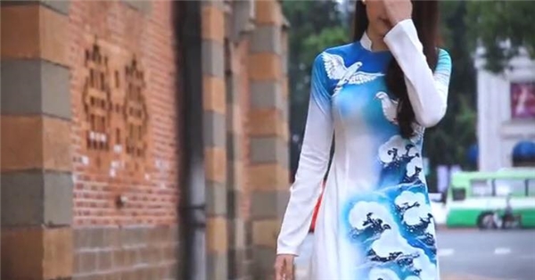 
Ở đoạn đầu video clip, Nam Em xuất hiện nền nã với tà áo dài trắng in họa tiết chim bồ câu, sóng biển với sắc xanh trẻ trung.