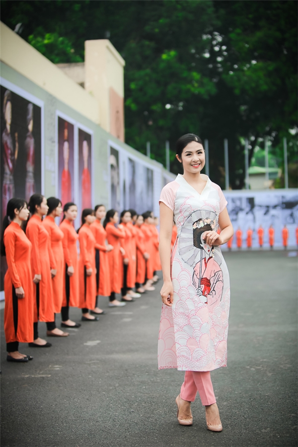 “Bản sao Hà Tăng” rạng rỡ diện áo dài do Hoa hậu Ngọc Hân thiết kế