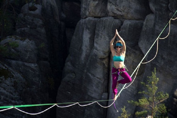 Choáng trước màn tập Yoga trên dây giữa vách núi của cô gái 24 tuổi