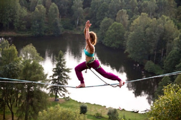 Choáng trước màn tập Yoga trên dây giữa vách núi của cô gái 24 tuổi