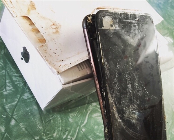 Nối bước Galaxy Note7, iPhone 7 phát nổ khiến người đàn ông bỏng mặt