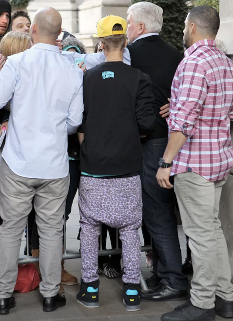 
Trong một sự kiện, Justin Bieber đã xuất hiện với chiếc quần màu tím có họa tiết da báo nổi bật, điều đáng chú ý nhất chính là phần đũng quần xệ đến tận đầu gối.