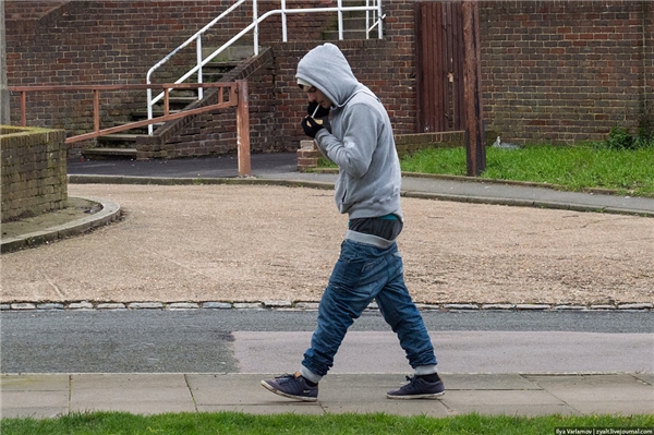 
Một nam thanh niên khác đang diện "streetstyle" quần tụt xuống phố.