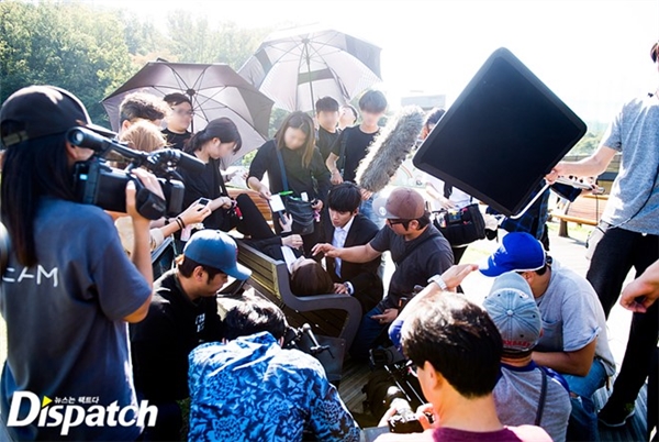 
Trang Dispatch mới đây tiết lộ ảnh hậu trường cảnh quay không hề lãng mạn như trong phim. Yoona và Ji Chang Wook bị vây quanh bởi ê-kíp đông đúc.