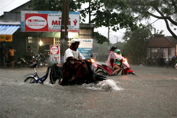 Sài Gòn ngập sâu do mưa lớn và triều cường vào chiều cuối tuần