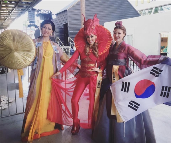 
Năm nay, đại diện Việt Nam mang đến Hoa hậu Hòa bình Quốc tế áo tứ thân và nón quai thao đậm chất cổ điển. Trong phần trình diễn, mỗi đại diện còn có màn giới thiệu ngắn.
