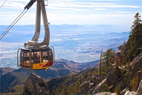 
Cáp treo 360 độ cho du khách ngắm nhìn khung cảnh hùng vĩ của Chino Canyon ở nhiều góc độ khác nhau.