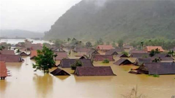 Theo thống kê đến hiện tại, tỉnh Quảng Bình còn hơn 71.000 ngôi nhà ngập, Hà Tĩnh là 24.000, Nghệ An là 2.400. (Ảnh: Internet)