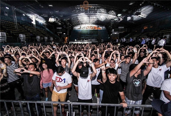 
Hàng ngàn ravers “quẩy” cuồng nhiệt trong đêm nhạc hội EDM Land of Dreams lần thứ 1.